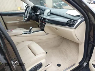 2015 BMW X6 xDrive35i z VIN 5UXKU2C56F0N76862, wystawiony jako IAAI lot #41747776 z przebiegiem 119 426 mil mil oraz . Historia ofert i sprzedaży dostępna na DreamBid. Obrazek 5.
