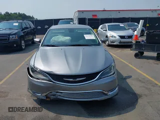 2015 Chrysler 200 Limited z VIN 1C3CCCAB5FN545827, wystawiony jako IAAI lot #42370385 z przebiegiem 134 318 mil mil oraz . Historia ofert i sprzedaży dostępna na DreamBid. Obrazek 12.