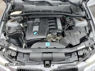 2009 BMW 3 Series 328i xDrive z VIN WBAPK73519A451824, wystawiony jako Copart lot #56158885 z przebiegiem 241 849 mil mil oraz Czysty tytuł • Clean title. Historia ofert i sprzedaży dostępna na DreamBid. Obrazek 11.