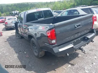 2020 Toyota Tacoma SR z VIN 5TFRZ5CN0LX088271, wystawiony jako IAAI lot #42169345 z przebiegiem 75 654 mil mil oraz . Historia ofert i sprzedaży dostępna na DreamBid. Obrazek 3.