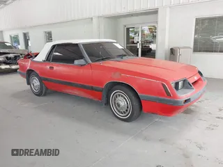 1986 Ford Mustang z VIN 1FABP2738GF131495, wystawiony jako IAAI lot #42437401 z przebiegiem 6 322 mil mil oraz . Historia ofert i sprzedaży dostępna na DreamBid. Obrazek 1.