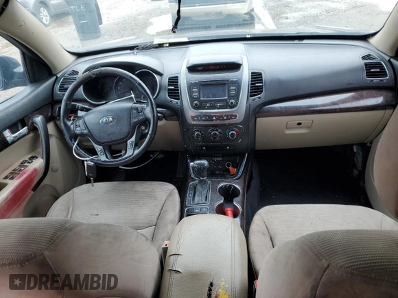 2014 Kia Sorento LX z VIN 5XYKT4A68EG435599, wystawiony jako Copart lot #58269715 z przebiegiem Nie podano mil oraz Czysty tytuł • Clean title. Historia ofert i sprzedaży dostępna na DreamBid. Obrazek 8.