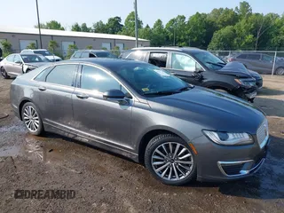 2017 Lincoln MKZ Select z VIN 3LN6L5D98HR613305, wystawiony jako IAAI lot #42400840 z przebiegiem 81 659 mil mil oraz . Historia ofert i sprzedaży dostępna na DreamBid. Obrazek 1.