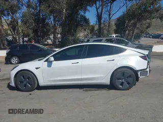 2022 Tesla Model 3 Long Range z VIN 5YJ3E1EB8NF212930, wystawiony jako IAAI lot #41658127 z przebiegiem 43 773 mil mil oraz . Historia ofert i sprzedaży dostępna na DreamBid. Obrazek 15.