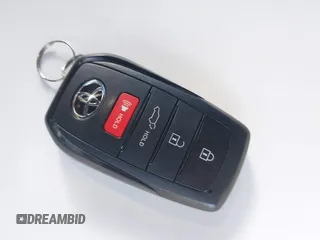 2024 Toyota Land Cruiser z VIN JTEABFAJ7RK003144, wystawiony jako IAAI lot #42040885 z przebiegiem 4 749 mil mil oraz . Historia ofert i sprzedaży dostępna na DreamBid. Obrazek 11.