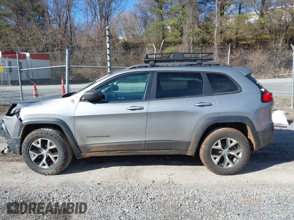 2016 Jeep Cherokee Trailhawk z VIN 1C4PJMBB6GW335837, wystawiony jako IAAI lot #41547478 z przebiegiem 236 483 mil mil oraz . Historia ofert i sprzedaży dostępna na DreamBid. Obrazek 14.