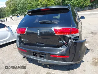 2015 Lincoln MKX z VIN 2LMDJ6JK2FBL24933, wystawiony jako IAAI lot #42227883 z przebiegiem 145 072 mil mil oraz . Historia ofert i sprzedaży dostępna na DreamBid. Obrazek 16.