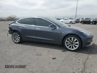2019 Tesla Model 3 Mid Range z VIN 5YJ3E1EA2KF417212, wystawiony jako Copart lot #50968615 z przebiegiem 104 807 mil mil oraz Szkody całkowita. Historia ofert i sprzedaży dostępna na DreamBid. Obrazek 4.