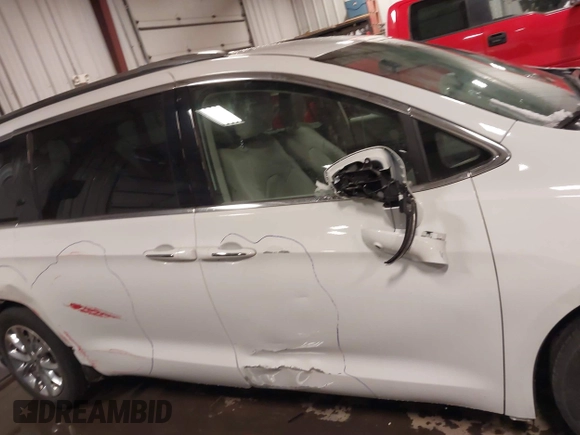 2021 Chrysler Pacifica Touring L with VIN 2C4RC1BG3MR504293, listed as a IAAI auction lot 41728608 with 70,487 mi miles and . Bid and sale history available at DreamBid. Image 13.
