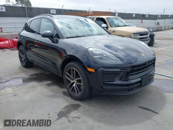 2022 Porsche Macan z VIN WP1AA2A55NLB00378, wystawiony jako IAAI lot #42338661 z przebiegiem 28 045 mil mil oraz . Historia ofert i sprzedaży dostępna na DreamBid. Obrazek 1.
