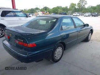 1998 Toyota Camry LE z VIN 4T1BG22K2WU296053, wystawiony jako IAAI lot #42334546 z przebiegiem 257 496 mil mil oraz . Historia ofert i sprzedaży dostępna na DreamBid. Obrazek 4.