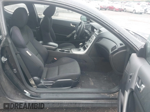 2010 Hyundai Genesis Coupe z VIN KMHHT6KD7AU028056, wystawiony jako IAAI lot #42237317 z przebiegiem 186 617 mil mil oraz . Historia ofert i sprzedaży dostępna na DreamBid. Obrazek 5.
