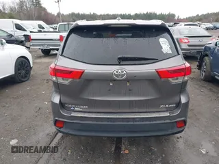 2019 Toyota Highlander SE z VIN 5TDJZRFH0KS584881, wystawiony jako IAAI lot #42016362 z przebiegiem 65 704 mil mil oraz . Historia ofert i sprzedaży dostępna na DreamBid. Obrazek 16.