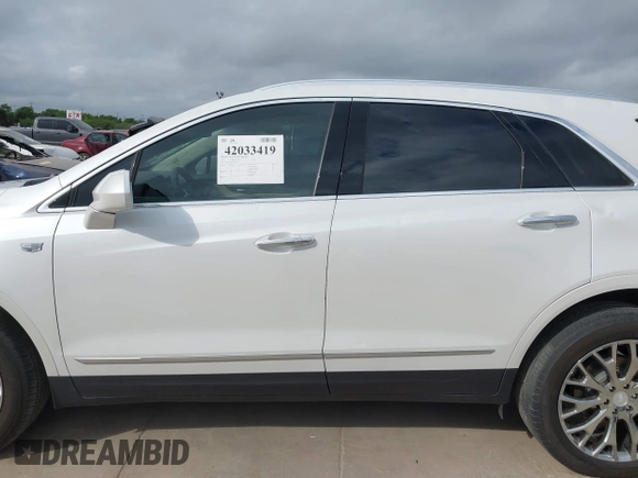 2017 Cadillac XT5 Luxury FWD z VIN 1GYKNBRS3HZ195197, wystawiony jako IAAI lot #42033419 z przebiegiem 76 709 mil mil oraz . Historia ofert i sprzedaży dostępna na DreamBid. Obrazek 14.