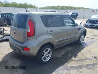 2013 Kia Soul + z VIN KNDJT2A63D7607176, wystawiony jako IAAI lot #42106454 z przebiegiem 130 814 mil mil oraz . Historia ofert i sprzedaży dostępna na DreamBid. Obrazek 4.