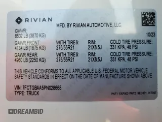 2023 Rivian R1T Adventure z VIN 7FCTGBAA5PN028668, wystawiony jako Copart lot #61126184 z przebiegiem 2337 mil mil oraz Szkody całkowita. Historia ofert i sprzedaży dostępna na DreamBid. Obrazek 13.
