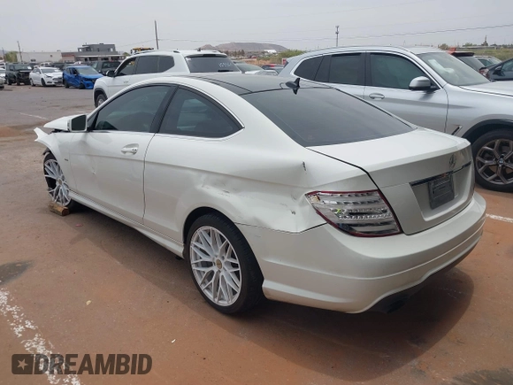 2012 Mercedes-Benz C 250 с VIN WDDGJ4HB0CF848914, выставлен на аукционе IAAI как лот 42360885 с пробегом 171 456 миль миль и . История ставок и продаж доступна на DreamBid. Изображение 3.