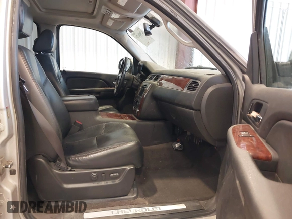 2009 Chevrolet Suburban LTZ с VIN 1GNFC36099R156290, выставлен на аукционе IAAI как лот 42508426 с пробегом 197 821 миль миль и . История ставок и продаж доступна на DreamBid. Изображение 5.