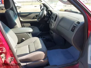 2003 Ford Escape XLT Popular with VIN 1FMYU03113KE12413, listed as a IAAI auction lot 41988476 with 157,817 mi miles. Bid and sale history available at carsss.com. Image 5.