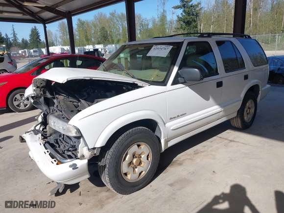 2000 Chevrolet Blazer LT with VIN 1GNDT13W0Y2159624, listed as a IAAI auction lot 42034767 with 132,006 mi miles. Bid and sale history available at carsss.com. Image 18.
