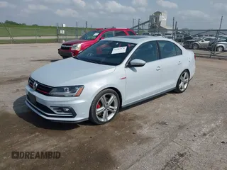 2017 Volkswagen Jetta GLI z VIN 3VW5T7AJ0HM338792, wystawiony jako IAAI lot #42285176 z przebiegiem 95 566 mil mil oraz . Historia ofert i sprzedaży dostępna na DreamBid. Obrazek 17.