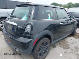 2012 MINI Hardtop z VIN WMWSU3C56CT369757, wystawiony jako IAAI lot #42194643 z przebiegiem 82 906 mil mil oraz . Historia ofert i sprzedaży dostępna na DreamBid. Obrazek 4.