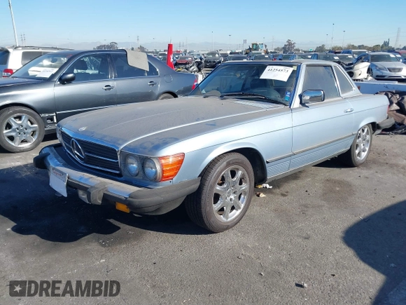 1985 Mercedes-Benz 380 z VIN WDBBA45C6FA020254, wystawiony jako IAAI lot #41254573 z przebiegiem 74 344 mil mil oraz . Historia ofert i sprzedaży dostępna na DreamBid. Obrazek 2.