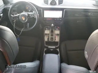 2023 Porsche Macan S z VIN WP1AG2A53PLB37611, wystawiony jako Copart lot #58918785 z przebiegiem 11 472 mil mil oraz Nie do naprawy. Historia ofert i sprzedaży dostępna na DreamBid. Obrazek 8.