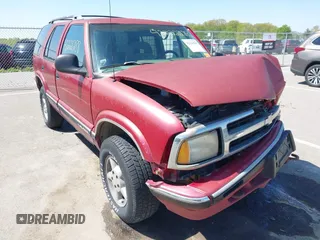 1996 Chevrolet Blazer z VIN 1GNDT13W7T2254321, wystawiony jako IAAI lot #42222288 z przebiegiem Nie podano mil oraz . Historia ofert i sprzedaży dostępna na DreamBid. Obrazek 17.