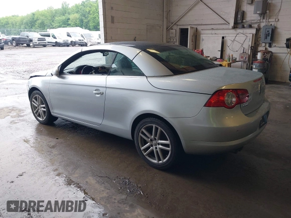 2008 Volkswagen Eos Lux z VIN WVWFA71FX8V004686, wystawiony jako IAAI lot #42256349 z przebiegiem 42 289 mil mil oraz . Historia ofert i sprzedaży dostępna na DreamBid. Obrazek 3.