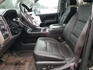 2016 GMC Sierra 3500HD Denali z VIN 1GT42YE82GF140938, wystawiony jako Copart lot #52556095 z przebiegiem 136 654 mil mil oraz Szkoda całkowita • Salvage title. Historia ofert i sprzedaży dostępna na DreamBid. Obrazek 7.