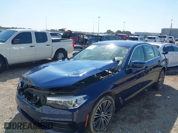 2020 BMW 5 Series 530i z VIN WBAJR3C03LCD11920, wystawiony jako IAAI lot #40532169 z przebiegiem 26 023 mil mil oraz . Historia ofert i sprzedaży dostępna na DreamBid. Obrazek 2.