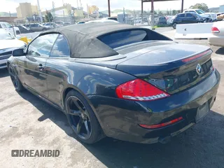 2009 BMW 6 Series 650i z VIN WBAEB53539CX64230, wystawiony jako IAAI lot #41827275 z przebiegiem 108 260 mil mil oraz . Historia ofert i sprzedaży dostępna na DreamBid. Obrazek 3.