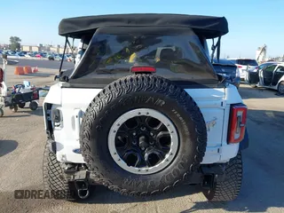 2021 Ford Bronco z VIN 1FMEE5DP7MLA93692, wystawiony jako IAAI lot #42222219 z przebiegiem 18 982 mil mil oraz . Historia ofert i sprzedaży dostępna na DreamBid. Obrazek 17.