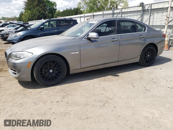 2013 BMW 5 Series 528i xDrive z VIN WBAXH5C52DD114878, wystawiony jako Copart lot #55486725 z przebiegiem 138 863 mil mil oraz Czysty tytuł • Clean title. Historia ofert i sprzedaży dostępna na DreamBid. Obrazek 1.