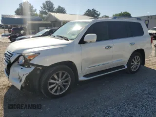 2011 Lexus LX 570 z VIN JTJHY7AX7B4077618, wystawiony jako Copart lot #55992375 z przebiegiem 178 696 mil mil oraz Czysty tytuł • Clean title. Historia ofert i sprzedaży dostępna na DreamBid. Obrazek 1.