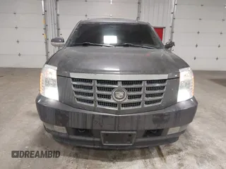 2010 Cadillac Escalade Luxury z VIN 1GYUKBEF8AR271903, wystawiony jako IAAI lot #41389169 z przebiegiem 161 364 mil mil oraz . Historia ofert i sprzedaży dostępna na DreamBid. Obrazek 12.
