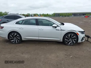 2021 Volkswagen Arteon SEL R-Line z VIN WVWSR7AN6ME007156, wystawiony jako IAAI lot #42254735 z przebiegiem 32 004 mil mil oraz . Historia ofert i sprzedaży dostępna na DreamBid. Obrazek 14.