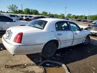 1999 Lincoln Town Car Signature z VIN 1LNHM82W9XY692757, wystawiony jako Copart lot #58091935 z przebiegiem 165 635 mil mil oraz Szkoda całkowita • Salvage title. Historia ofert i sprzedaży dostępna na DreamBid. Obrazek 3.