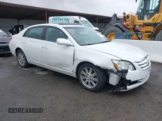 2006 Toyota Avalon XL z VIN 4T1BK36B26U103625, wystawiony jako IAAI lot #42179414 z przebiegiem 256 027 mil mil oraz . Historia ofert i sprzedaży dostępna na DreamBid. Obrazek 1.