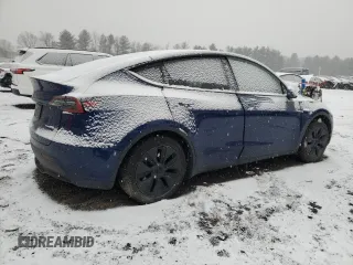2024 Tesla Model Y Long Range with VIN 7SAYGAEE0RF184074, listed as a Copart auction lot 44333645 with 11,403 mi miles and Salvage Title. Bid and sale history available at DreamBid. Image 3.