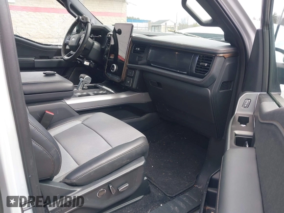 2024 Ford F-150 Lightning Lariat z VIN 1FT6W5L73RWG16719, wystawiony jako IAAI lot #41889644 z przebiegiem 5 031 mil mil oraz . Historia ofert i sprzedaży dostępna na DreamBid. Obrazek 5.