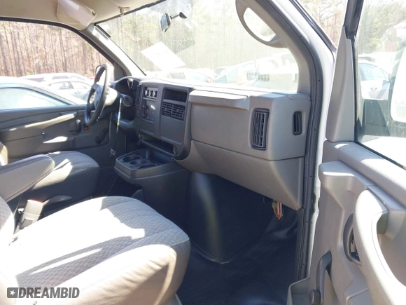 2005 GMC Savana Cargo Van with VIN 1GTFG15X451230398, listed as a IAAI auction lot 41666945 with 251,720 mi miles. Bid and sale history available at carsss.com. Image 5.