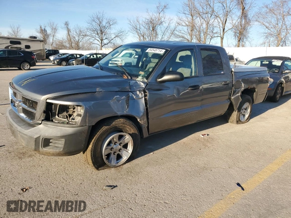 2008 Dodge Dakota SXT z VIN 1D7HW38K48S525576, wystawiony jako Copart lot #84548714 z przebiegiem 107 841 mil mil oraz Szkoda całkowita • Salvage title. Historia ofert i sprzedaży dostępna na DreamBid. Obrazek 1.