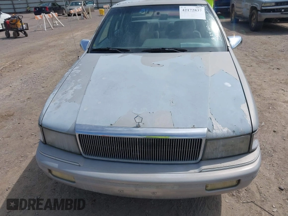1993 Chrysler LeBaron z VIN 3C3XA563XPT521111, wystawiony jako IAAI lot #42172837 z przebiegiem 126 445 mil mil oraz . Historia ofert i sprzedaży dostępna na DreamBid. Obrazek 6.