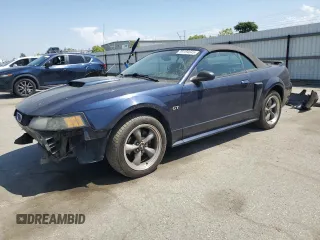 2002 Ford Mustang GT Deluxe z VIN 1FAFP45X22F101551, wystawiony jako Copart lot #55184645 z przebiegiem 137 971 mil mil oraz Szkoda całkowita • Salvage title. Historia ofert i sprzedaży dostępna na DreamBid. Obrazek 1.