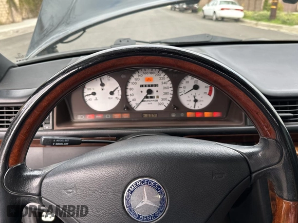 1994 Mercedes-Benz 400 E z VIN WDBEA34E6RC103296, wystawiony jako Copart lot #51020195 z przebiegiem 186 132 mil mil oraz Tytuł czysty. Historia ofert i sprzedaży dostępna na DreamBid. Obrazek 8.