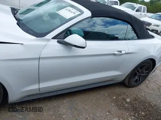 2018 Ford Mustang EcoBoost Premium z VIN 1FATP8UH7J5155047, wystawiony jako IAAI lot #42381470 z przebiegiem 84 290 mil mil oraz . Historia ofert i sprzedaży dostępna na DreamBid. Obrazek 14.