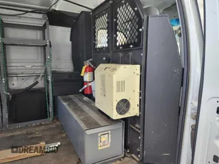 2009 Ford Econoline Cargo z VIN 1FTNE24L39DA13631, wystawiony jako IAAI lot #42563186 z przebiegiem 140 603 mil mil oraz . Historia ofert i sprzedaży dostępna na DreamBid. Obrazek 19.