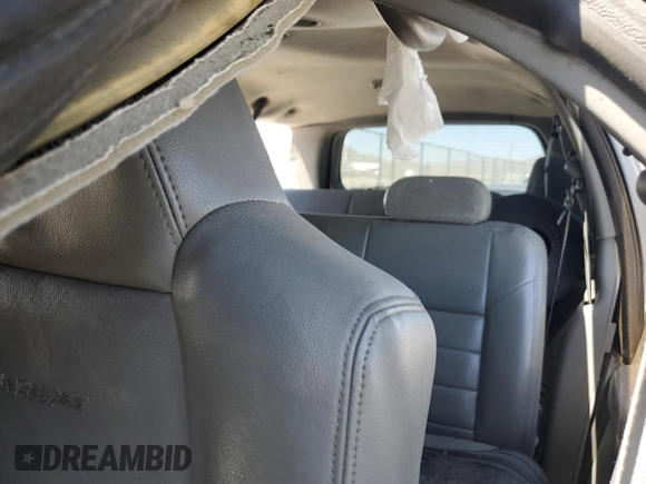 2005 Ford Excursion Special Serv z VIN 1FMSU41P95EC50830, wystawiony jako Copart lot #56156504 z przebiegiem Nie podano mil oraz Nie do naprawy • Non repairable. Historia ofert i sprzedaży dostępna na DreamBid. Obrazek 10.